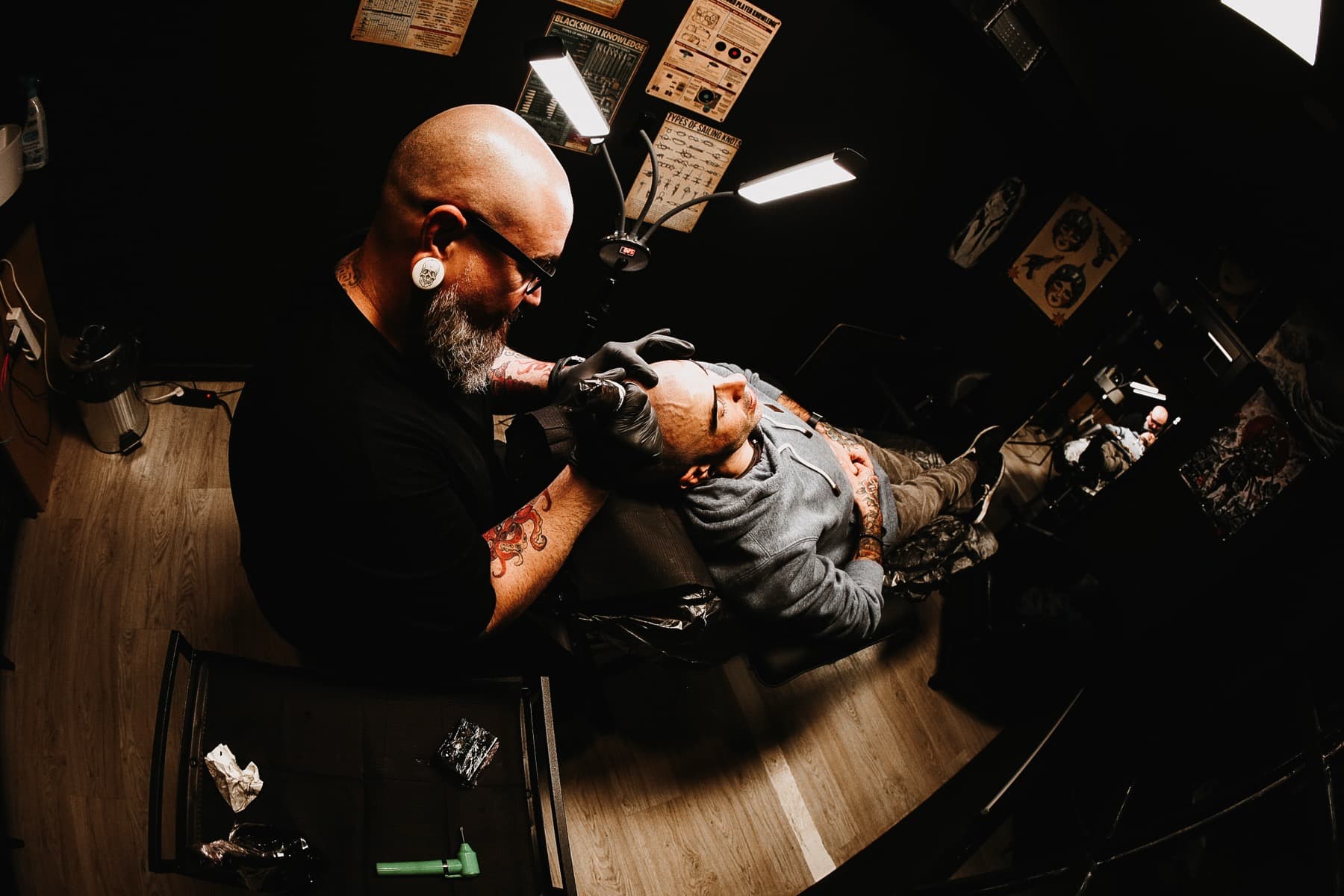 José realizando una micropigmentación capilar en SkullScalp
